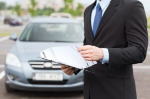Voiture importée sans certificat de conformité devant un bureau d’immatriculation.